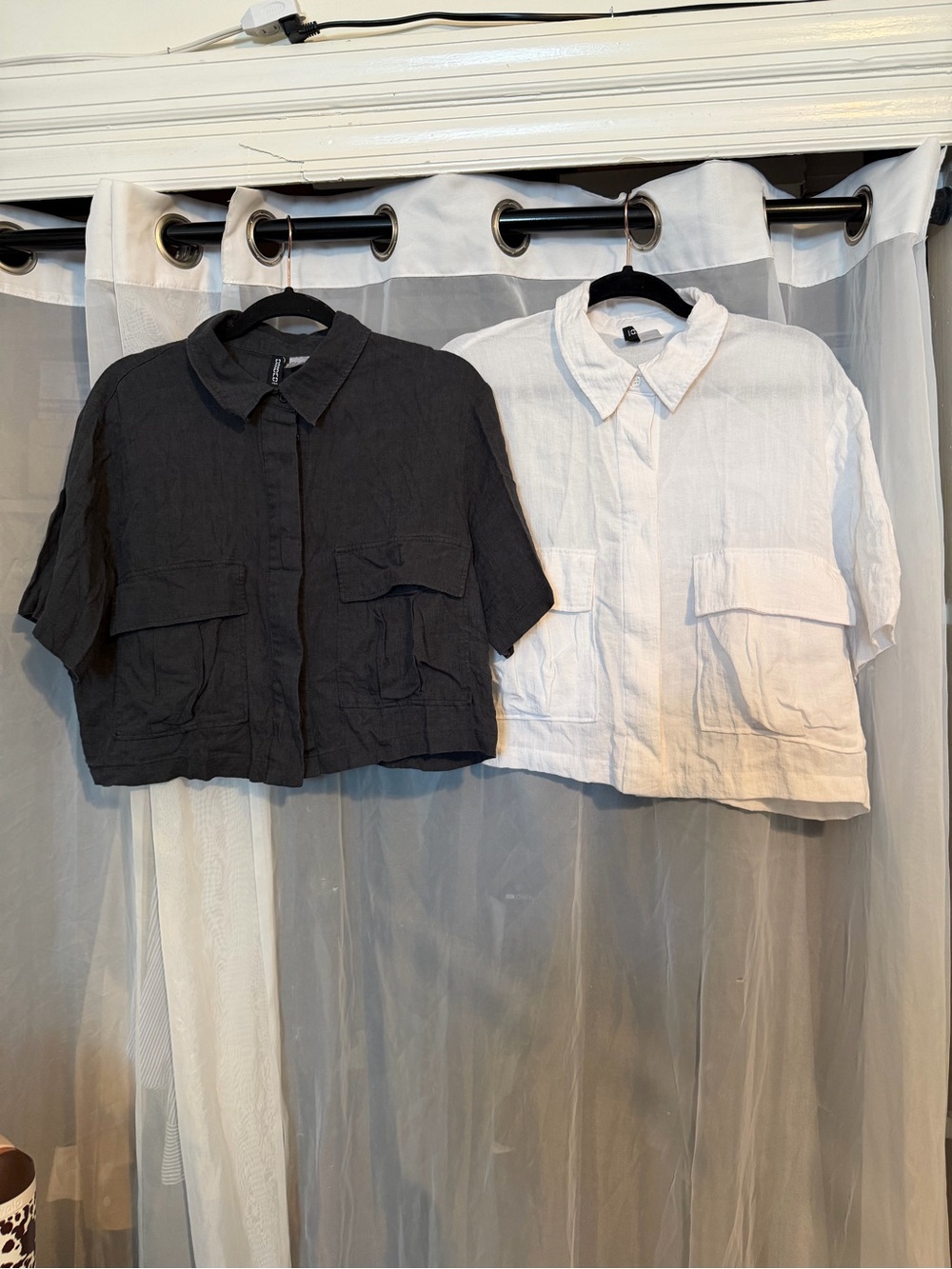 *SET* Cropped Button-Up Gauzey Pocket Top - Dark Grey and White
